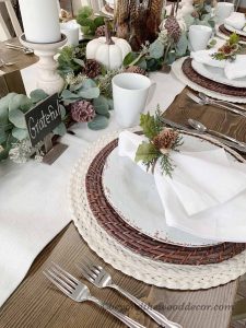 Read more about the article Thanksgiving tablescape and family traditions